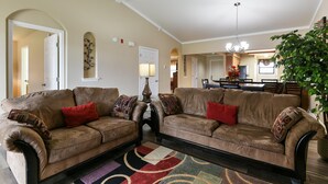 Condo (TeeRrific Inn - Large living areas - ) | Fachada