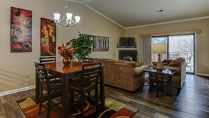 Condo (TeeRrific Inn - Large living areas - ) | Fachada