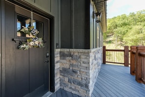 Une porte en bois, avec un mur d’accent en pierre et une guirlande suspendue.