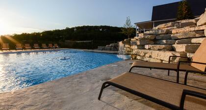 Journey's Remedy Lite - Lake View - Closest to Indoor Pool - Sleeps 22