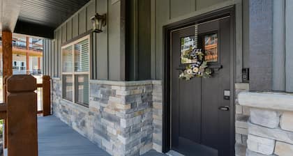 Journey's Remedy Lite - Lake View - Closest to Indoor Pool - Sleeps 22