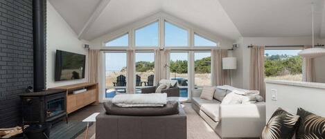 TV connectée, cheminée, livres