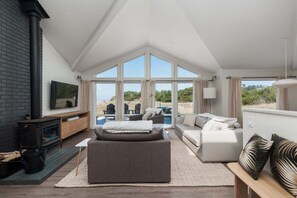 Smart TV, chimenea y libros 