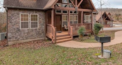 Bear Hug - Cabin Comfort - Outdoor Pool - Walking Trails -family/group Fun!