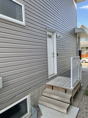 Exterior detail - Adorable 1 bedroom 1 bathroom secondary suite with a parking pad. (Regina)