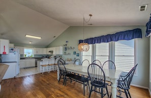 Dining - Sunny Turtle: Turtle-tastic Oceanfront Stay! (Surf City)