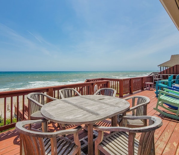 Outdoor dining - Sunny Turtle: Turtle-tastic Oceanfront Stay! (Surf City)