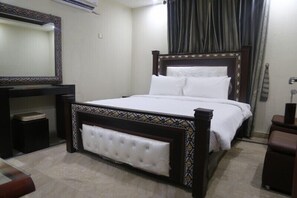 Laptop workspace, free WiFi, bed sheets - Pool & Park Hotel (Lahore)
