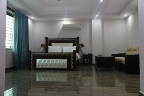 Laptop workspace, free WiFi, bed sheets - Pool & Park Hotel (Lahore)