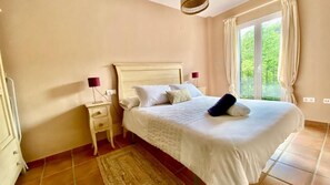 3 chambres, fer et planche à repasser, Wi-Fi gratuit, draps fournis