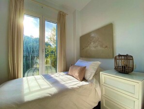 3 chambres, fer et planche à repasser, accès au Wi-Fi (inclus)