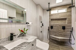 Badewanne, Haartrockner, Handtücher