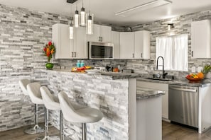 Refrigerador, microondas, horno y parrilla de estufa