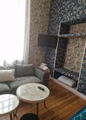 Smart-TV, Kamin, Stereoanlage, Computerbildschirme