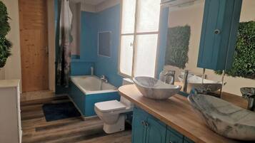 Combined shower/bathtub, hair dryer, towels, soap