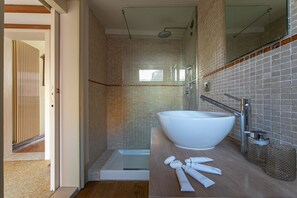 Dusche, kostenlose Toilettenartikel, Haartrockner, Bidet