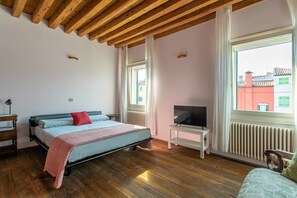 2 bedrooms, in-room safe, iron/ironing board, free WiFi