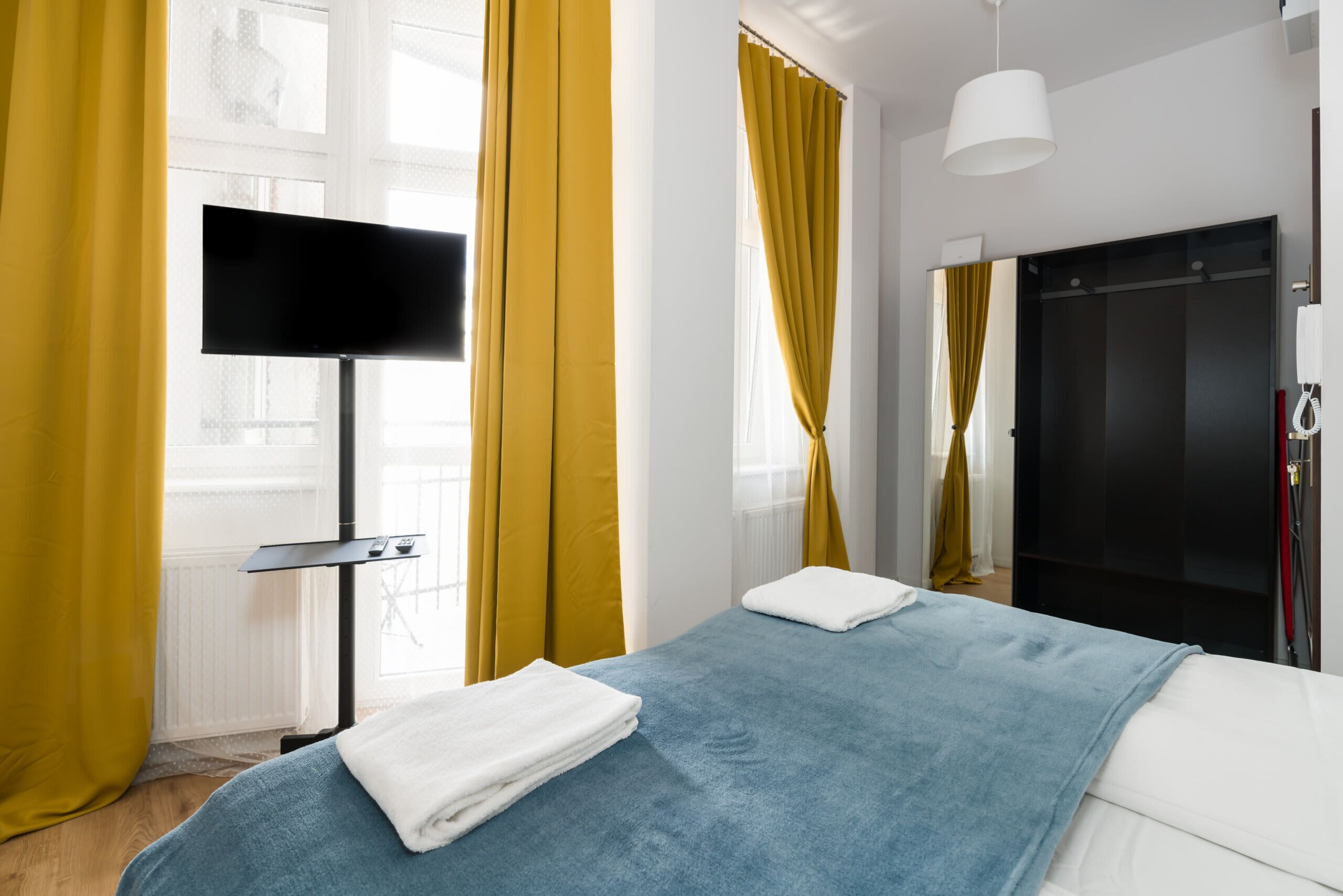 Iron/ironing board, WiFi, bed sheets