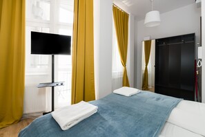 Tabla de planchar con plancha, wifi y ropa de cama 