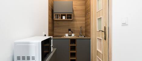 Réfrigérateur, micro-ondes, plaque de cuisson