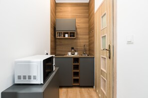 Refrigerador, microondas, parrilla de estufa y utensilios de cocina 