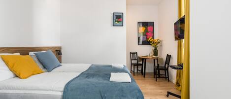 Iron/ironing board, WiFi, bed sheets