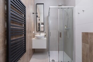 Dusche, Haartrockner, Handtücher