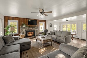 Fernseher, Kamin, Arbeitsbereiche