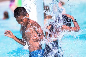 สระว่ายน้ำกลางแจ้งเปิดตามฤดูกาล, ร่มริมสระว่ายน้ำ, เก้าอี้อาบแดดริมสระ