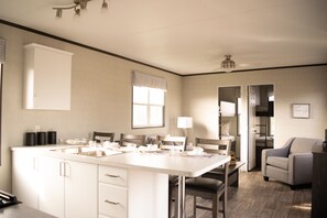 Deluxe Cottage | Living area - Vine Ridge Resort (Niagara-on-the-Lake)