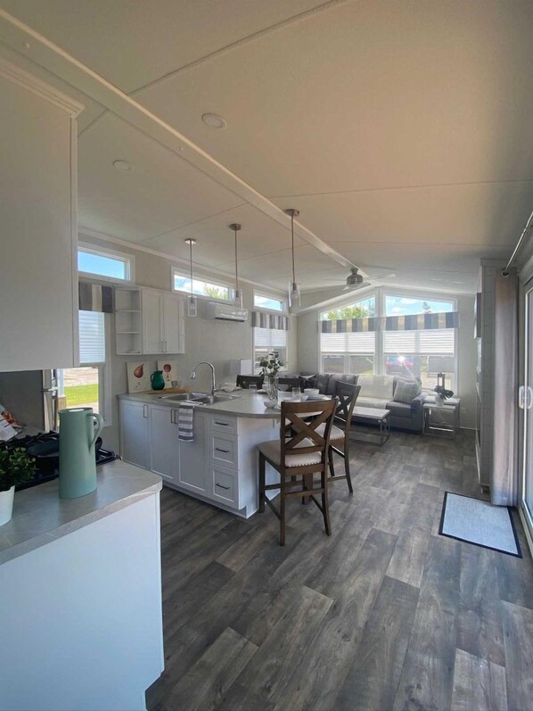 Elite Cottage | Private kitchen | Full-size fridge, microwave, oven, stovetop - Vine Ridge Resort (Niagara-on-the-Lake)