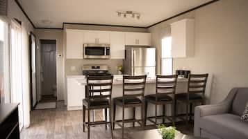 Casa de campo Deluxe | Cocina privada | Refrigerador con congelador, microondas, horno y parrilla de estufa