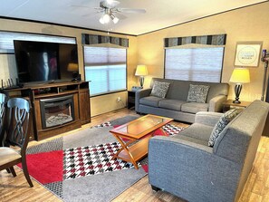 Superior Cottage | Living area | TV, DVD player - Vine Ridge Resort (Niagara-on-the-Lake)