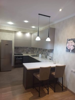 Comedor y isla de cocina