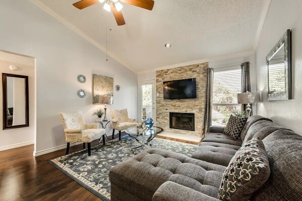Smart TV, fireplace, video games, music library - 25% OFF I22 - DFW "The Francesca" Near Baylor Med 2BD/2BA (Irving)