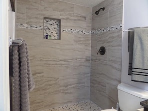 Dusche, Haartrockner, HandtĂŒcher, Seife