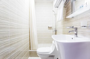 Artículos de tocador gratuitos, secador de pelo, pantuflas, toallas