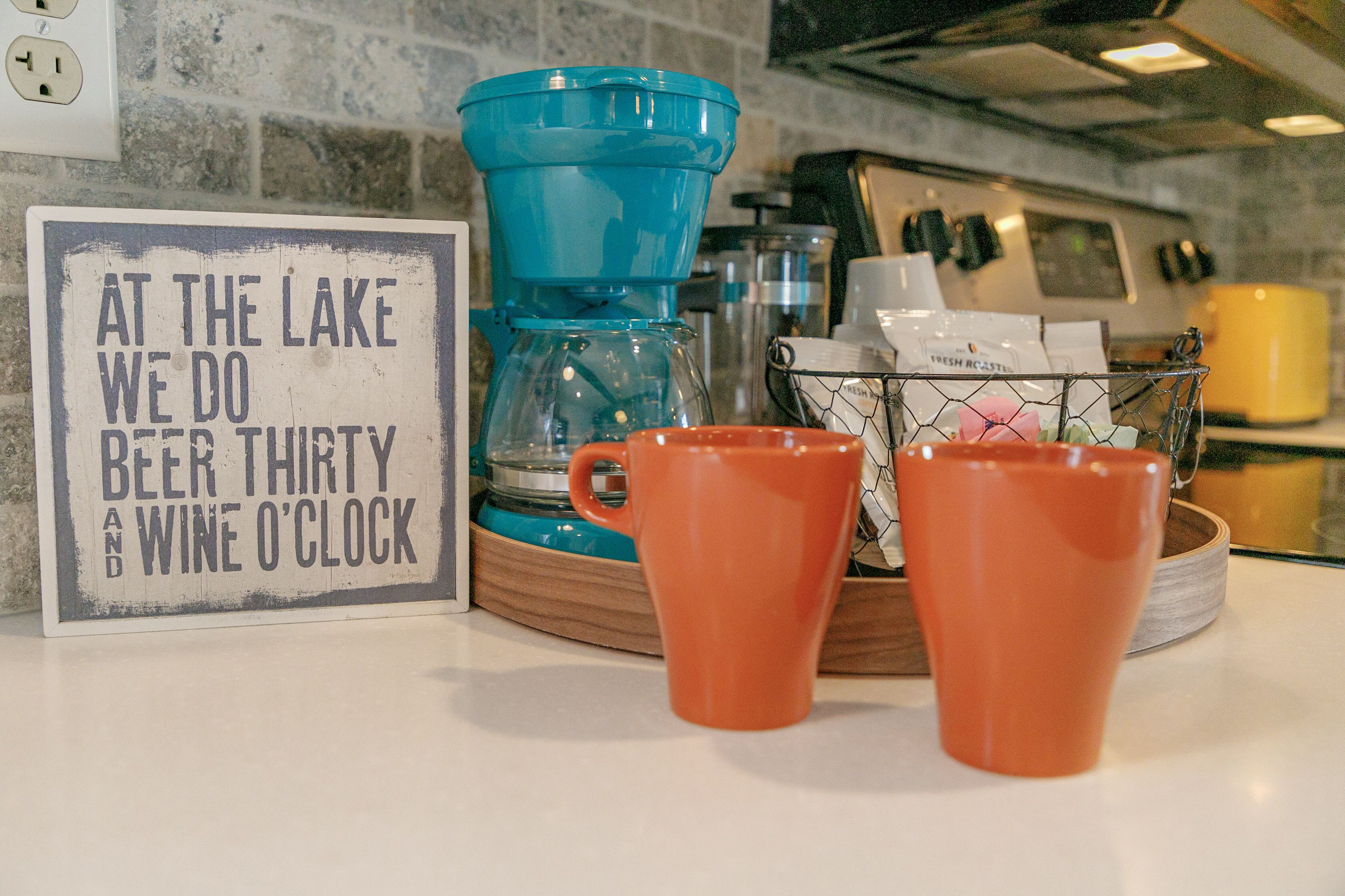 Happy Harbor:  cute cottage 1 block from Indian Lake.