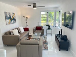 Smart TV, stereo - Direct Ocean View - Luxurious condo in South Beach (Miami Beach)