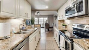 Coffee/tea maker, fridge, microwave, oven - GP64A Stylish 3BD Condo | Six Flags| Grand Prairie (Grand Prairie)