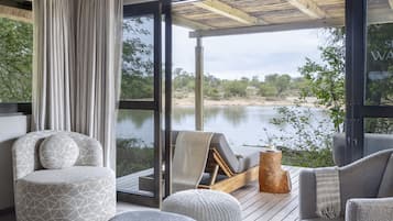 Luxury Suite, 2 Bedrooms | 2 bedrooms, minibar, free WiFi