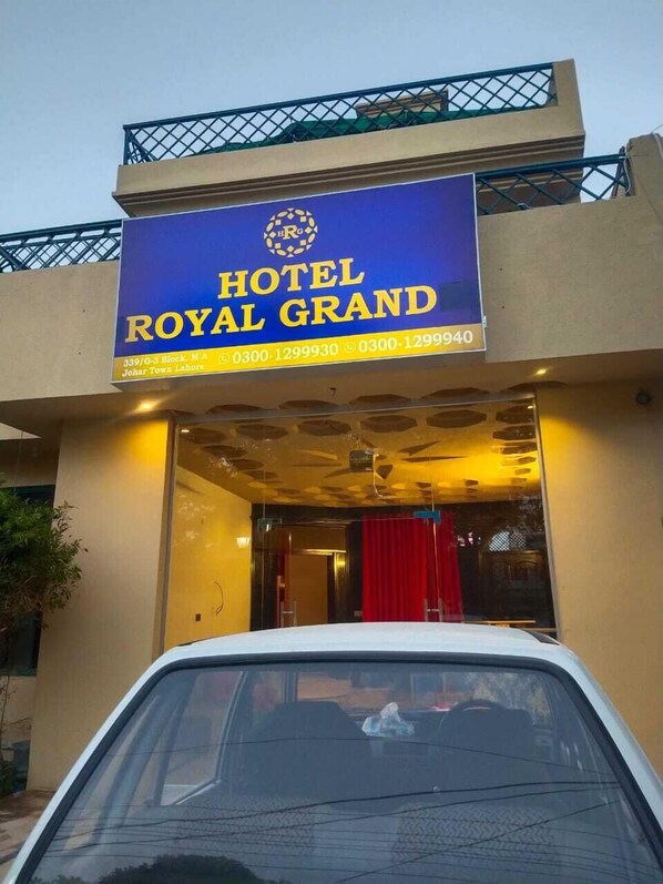 Front of property - Hotel Royal Grand (Mekhtar)