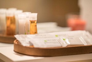 Kombinert dusj/badekar, hårføner, håndklær og toalettpapir