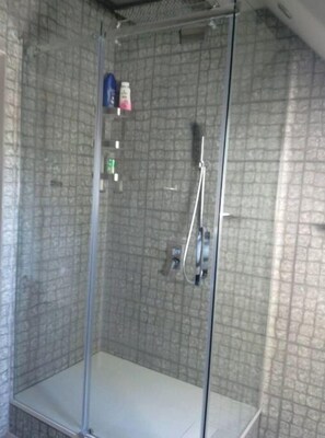 Shower - Apartament in Old Train Station (Police)