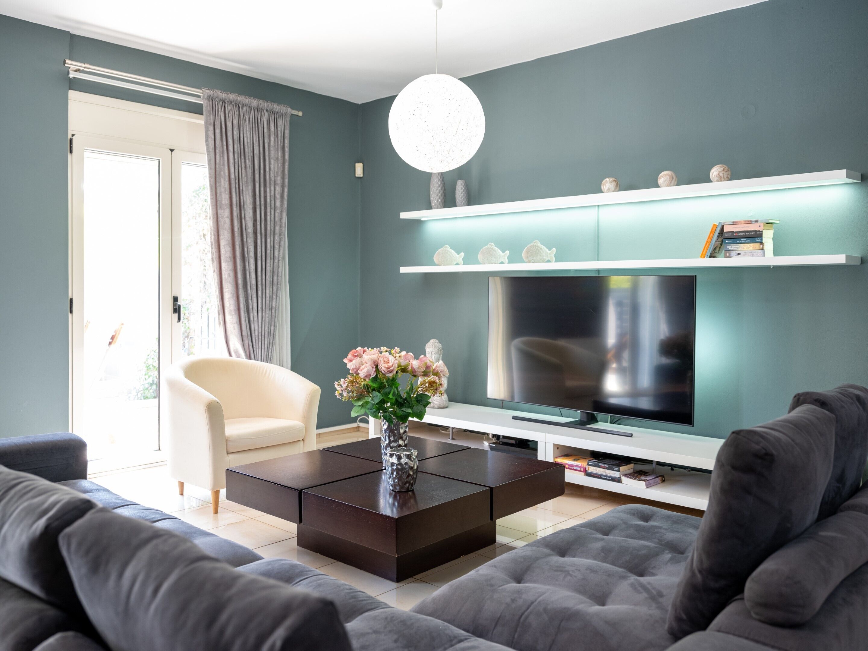 Rumah Deluks | Area keluarga | Smart TV 32-inci dengan saluran TV digital, TV, dan Netflix