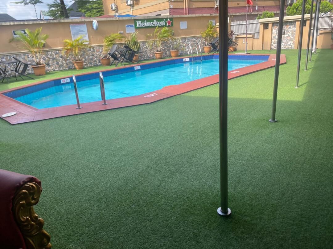 Una piscina al aire libre, sombrillas
