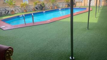 Una piscina al aire libre, sombrillas