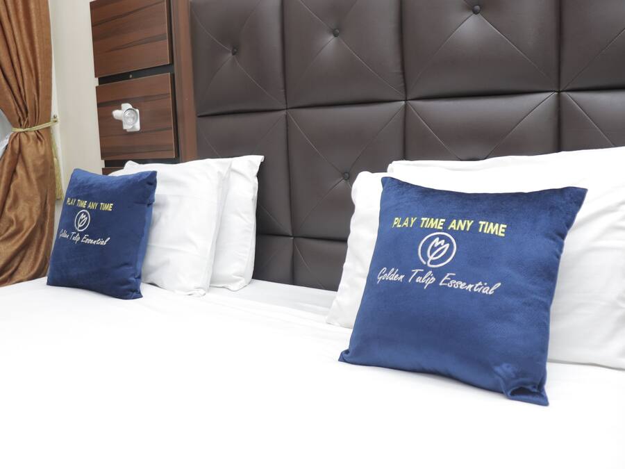 Brankas, meja kerja, ruang kerja ramah laptop, dan setrika/meja setrika