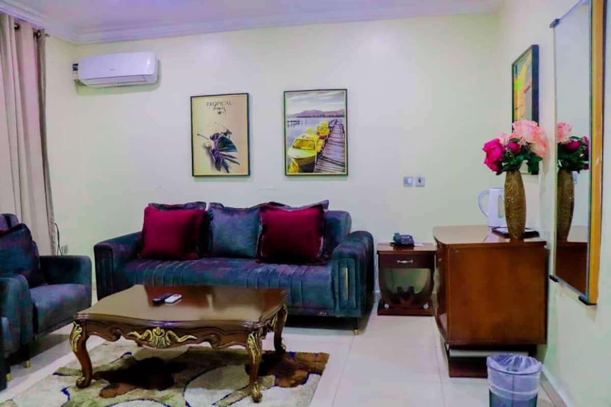 Executive Room | Living area | 52-inch Smart TV with digital channels, TV, Netflix