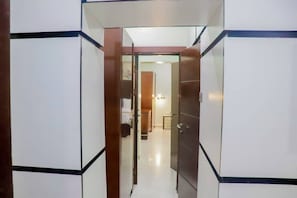 Caja de seguridad en la habitación y escritorio